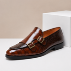 Mocassim homem couro double monk strap com relevo de crocodilo e bico amendoado