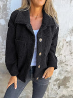 Casaco feminino oversized teddy com botões e bolsos de placa