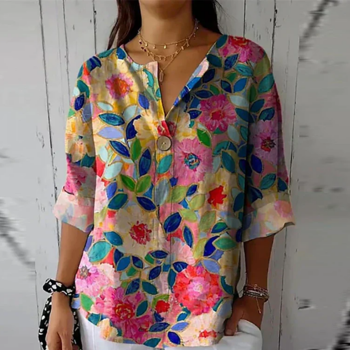 Blusa floral feminina manga 3/4 com botões frontais e corte relaxado