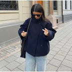Casaco curto feminino transpassado em azul-marinho, corte estruturado outono inverno