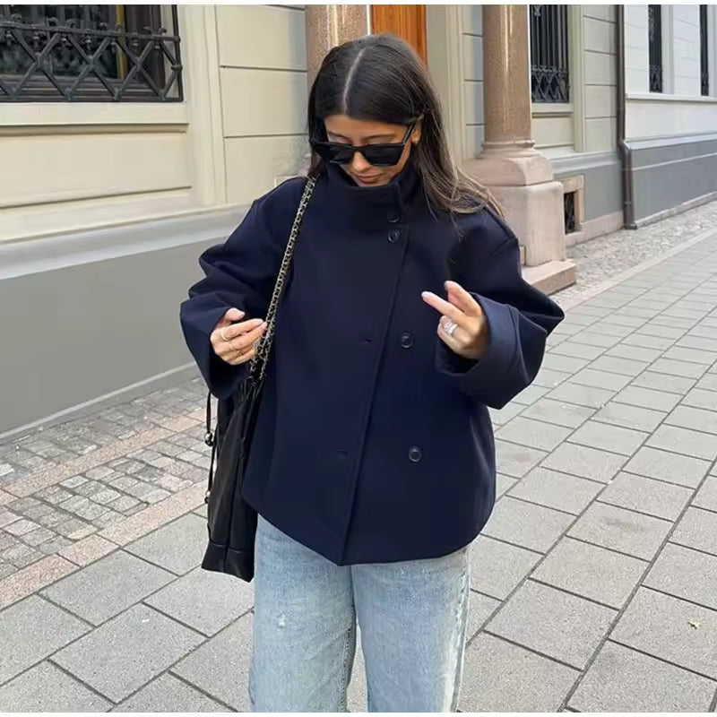 Casaco curto feminino transpassado em azul-marinho, corte estruturado outono inverno