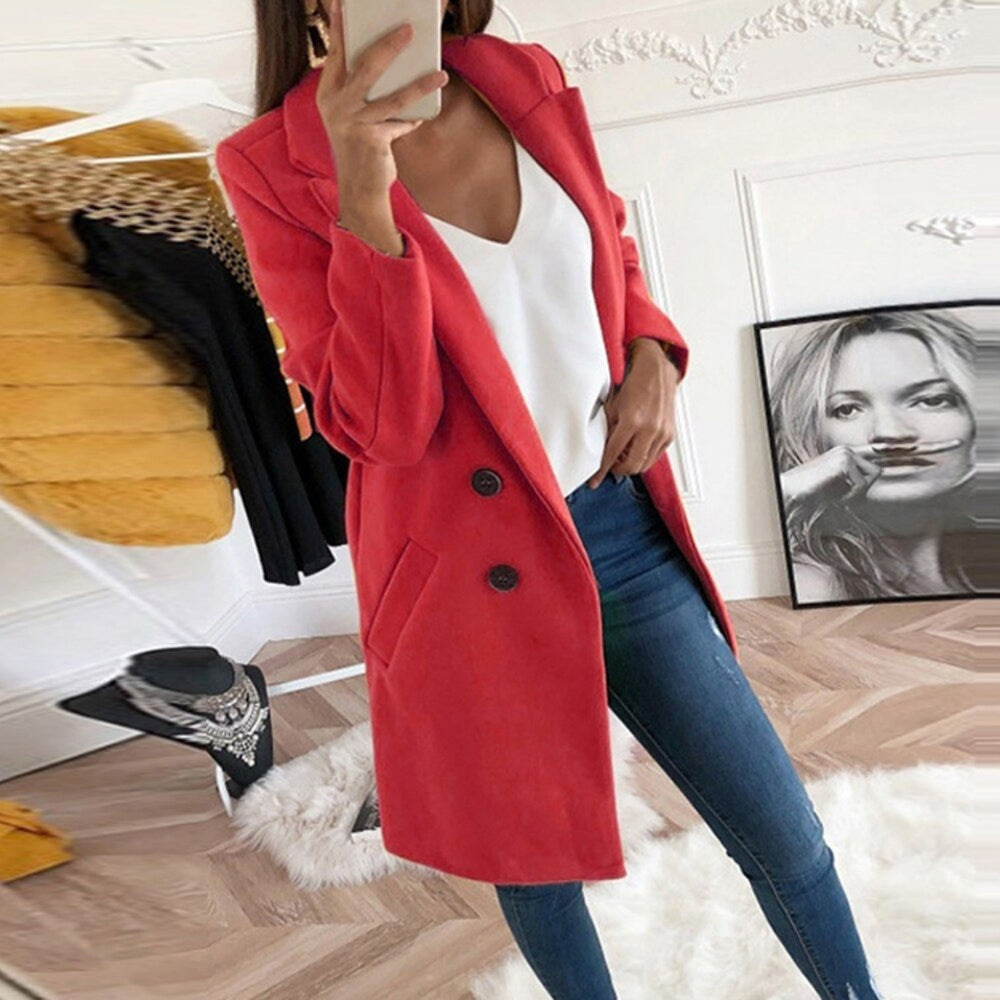 Casaco longo feminino abotoado com bolsos laterais e silhueta elegante