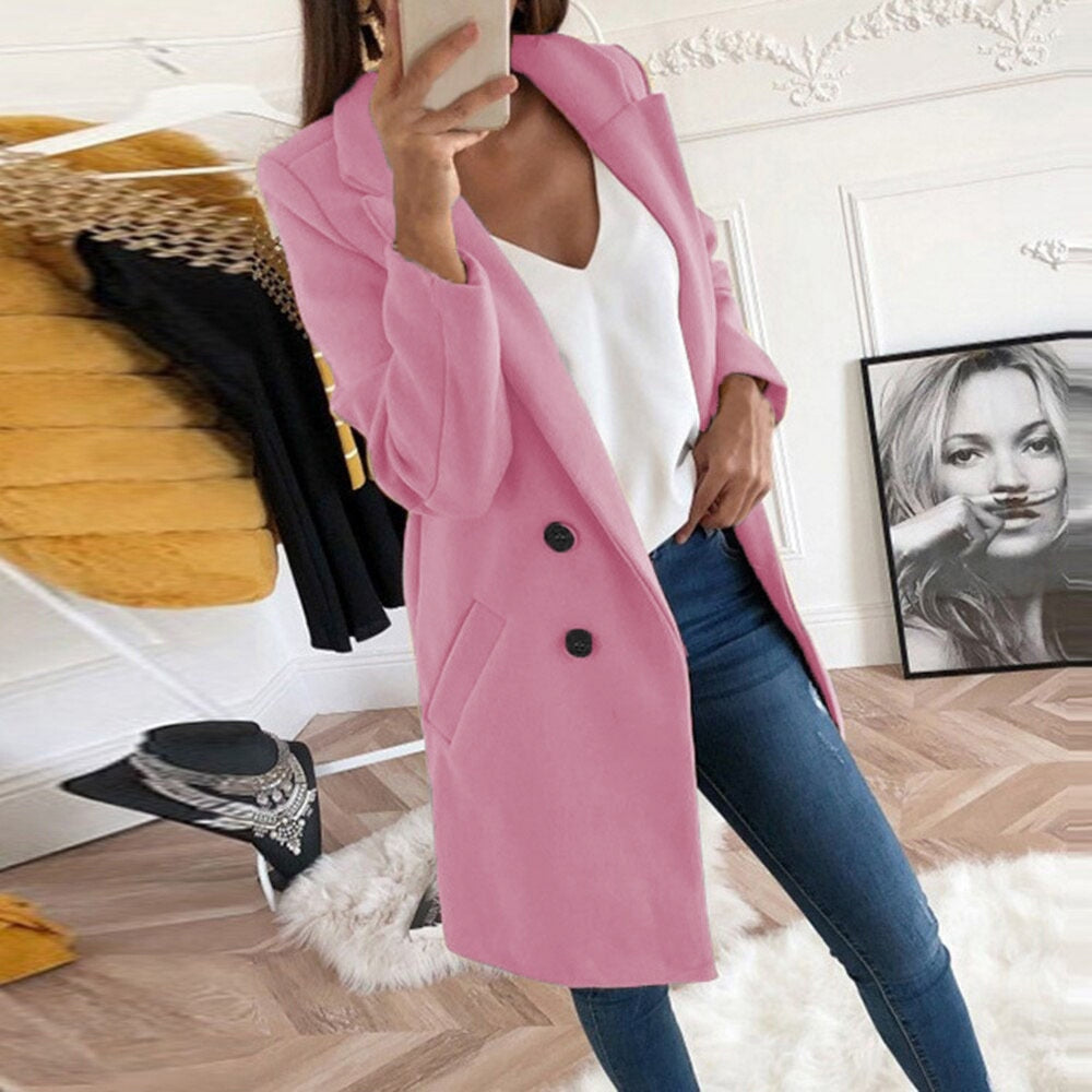 Casaco longo feminino abotoado com bolsos laterais e silhueta elegante