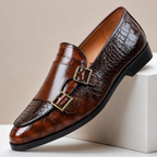 Mocassim homem couro double monk strap com relevo de crocodilo e bico amendoado
