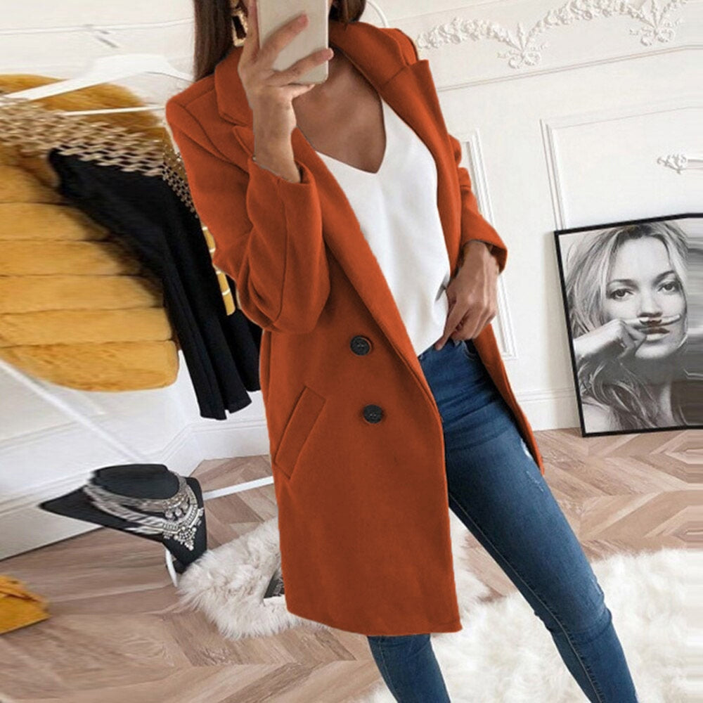 Casaco longo feminino abotoado com bolsos laterais e silhueta elegante