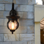 Lanterna de parede exterior LED com braço curvo e globo de vidro semeado, acabamento preto mate