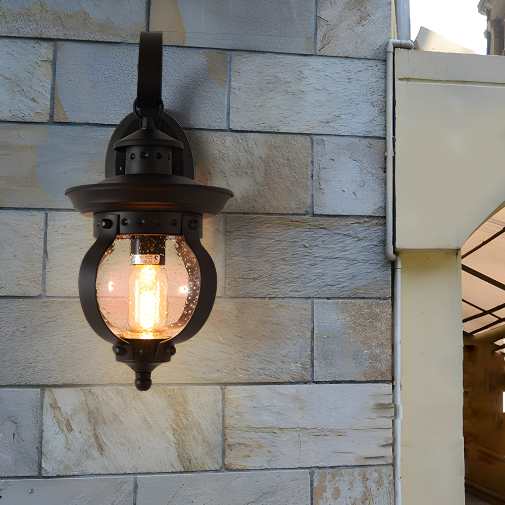 Lanterna de parede exterior LED com braço curvo e globo de vidro semeado, acabamento preto mate