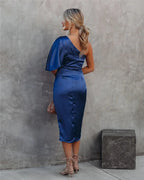 Vestido midi assimétrico drapejado feminino com ombro a nu e fenda discreta