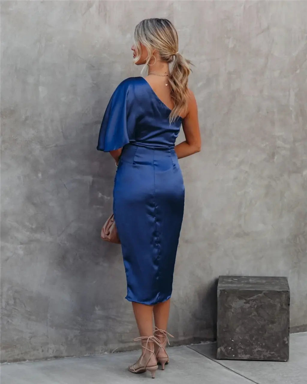 Vestido midi assimétrico drapejado feminino com ombro a nu e fenda discreta