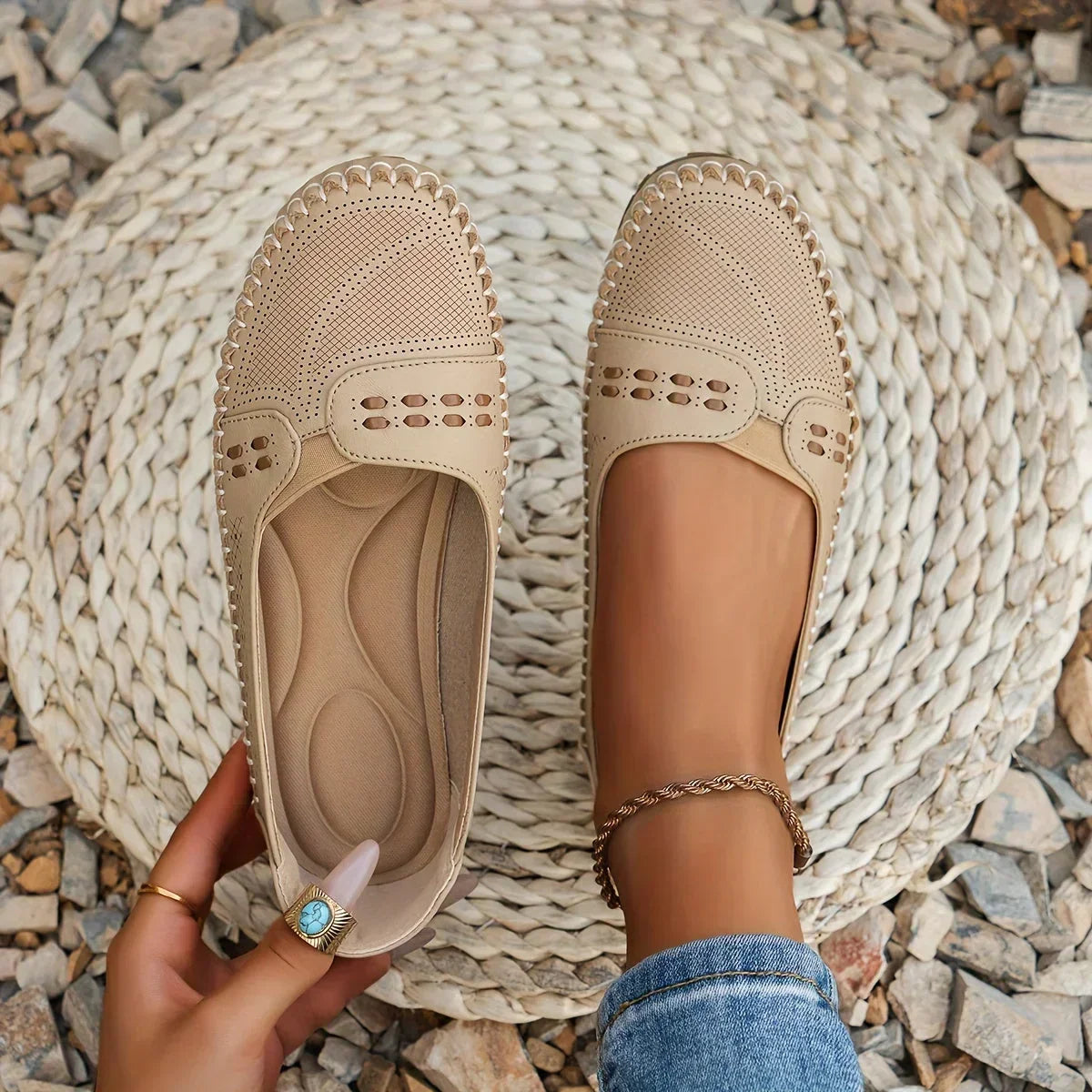 Mulheres loafers slip on perfurados confortáveis em cores neutras