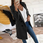 Casaco longo feminino abotoado com bolsos laterais e silhueta elegante