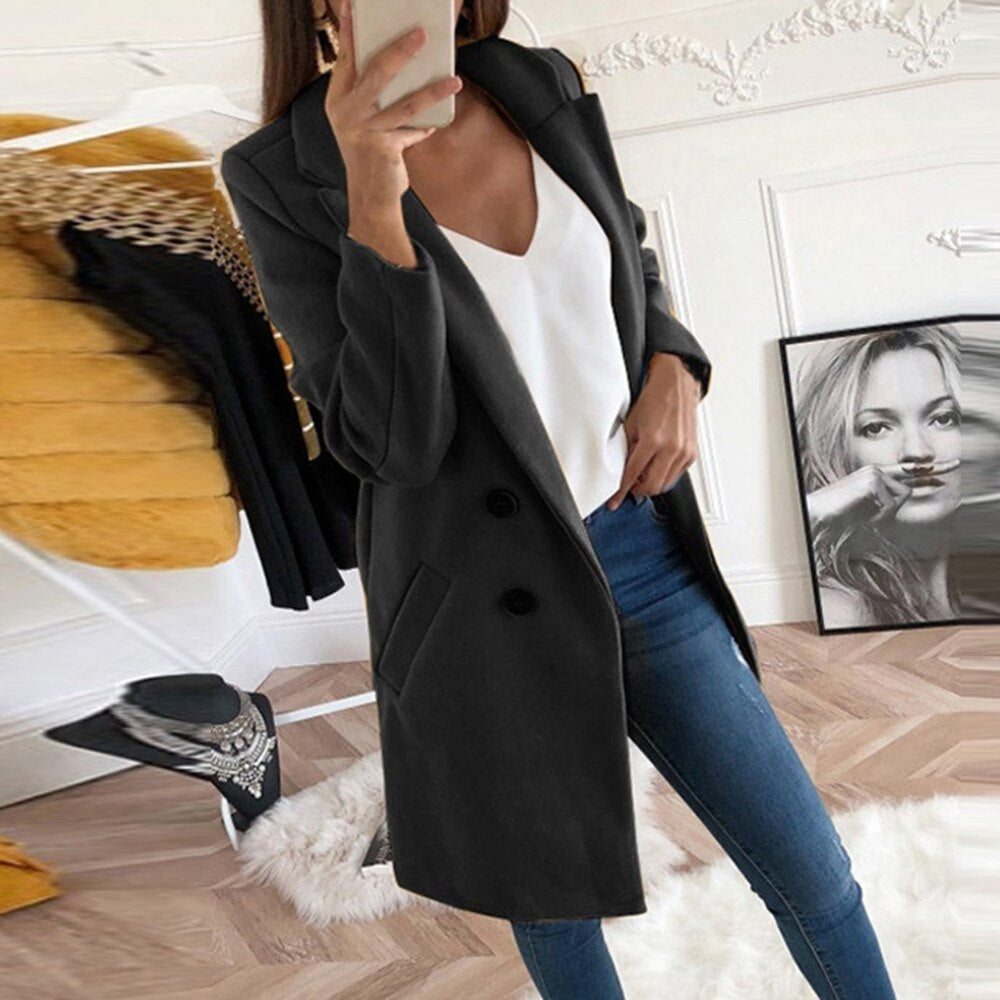 Casaco longo feminino abotoado com bolsos laterais e silhueta elegante