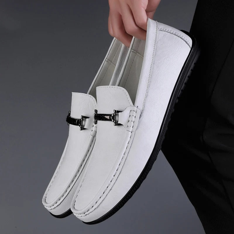 Mocassins em couro genuíno com detalhe de corda metálica e palmilha ortopédica acolchoada