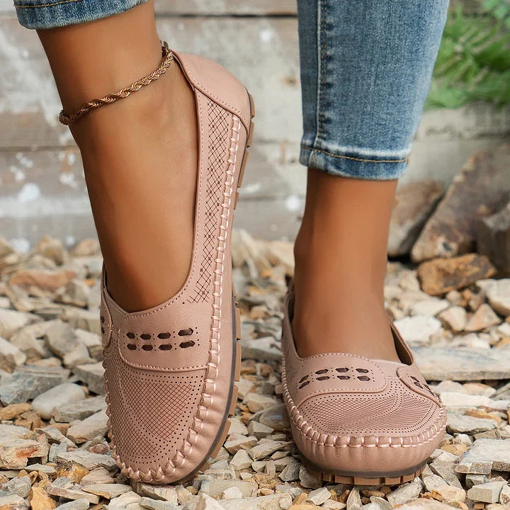 Mulheres loafers slip on perfurados confortáveis em cores neutras