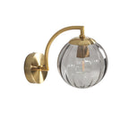 Aplique de parede braço curvo com globo de vidro canelado, metal dourado, 1 luz E14