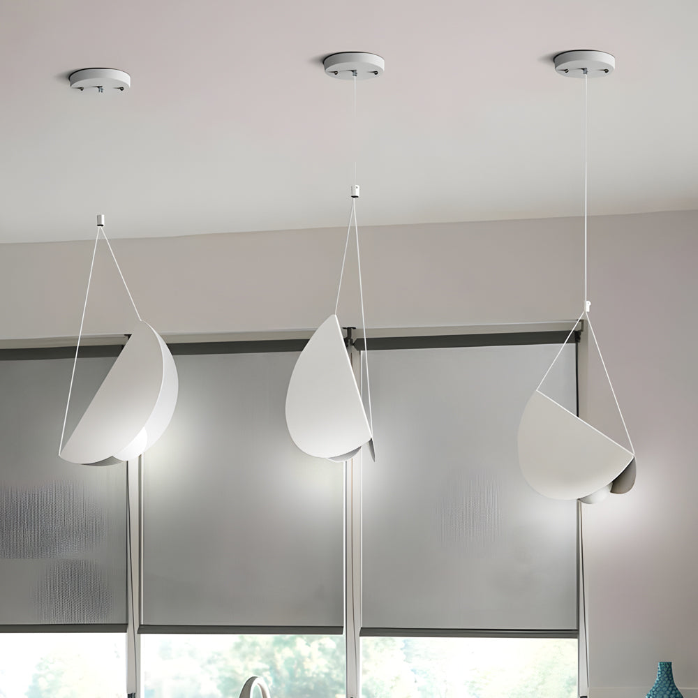 Candeeiro suspenso minimalista branco fosco em metal, design meia-lua, 1/3/6 luzes LED moderno