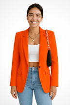 Blazer feminino estruturado com botão único e lapela, corte alfaiatado