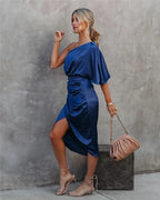 Vestido midi assimétrico drapejado feminino com ombro a nu e fenda discreta