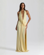 Vestido maxi halter costas abertas com fenda lateral e silhueta drapejada