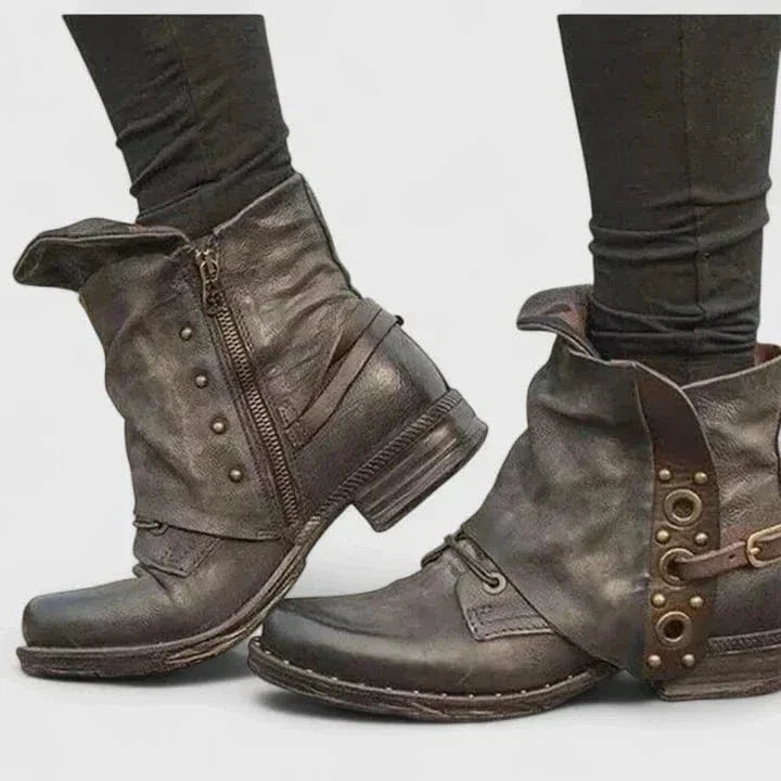 Botins de tornozelo com fivela estilo vintage e textura envelhecida