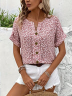 Blusa feminina floral com botões corte fluido e estampa delicada