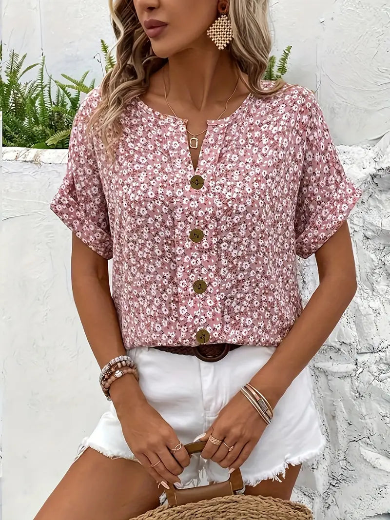 Blusa feminina floral com botões corte fluido e estampa delicada