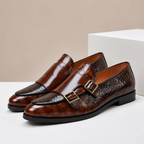 Mocassim homem couro double monk strap com relevo de crocodilo e bico amendoado