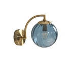 Aplique de parede braço curvo com globo de vidro canelado, metal dourado, 1 luz E14