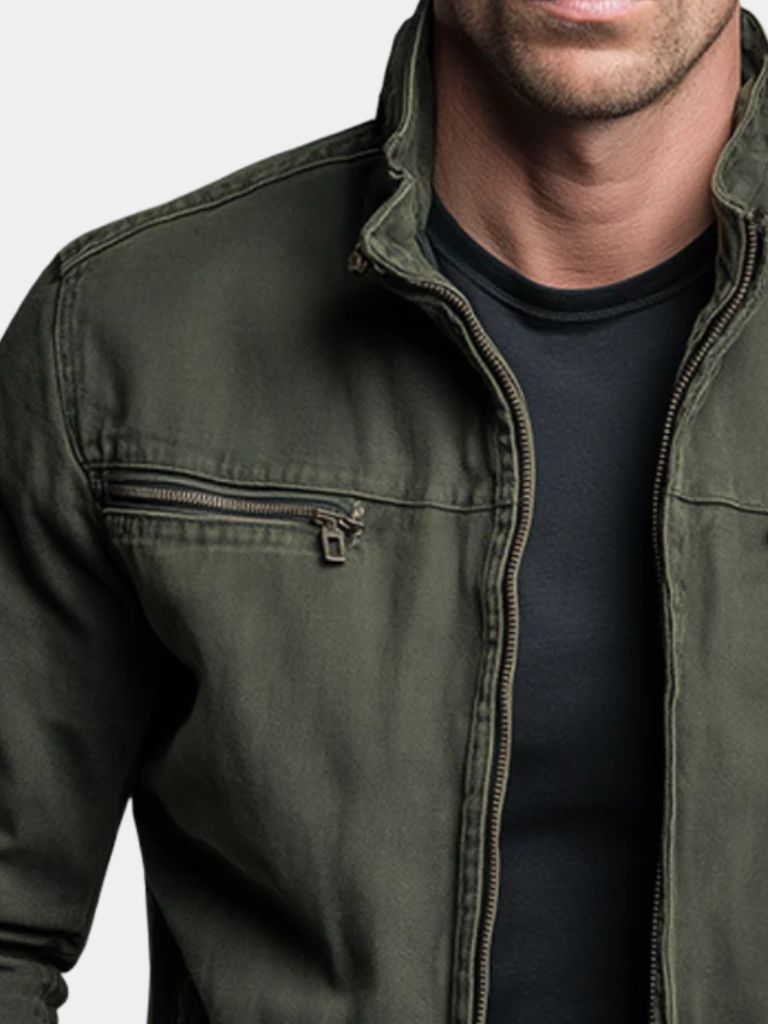 Casaco field jacket vintage verde olive com bolsos funcionais e silhueta relaxada