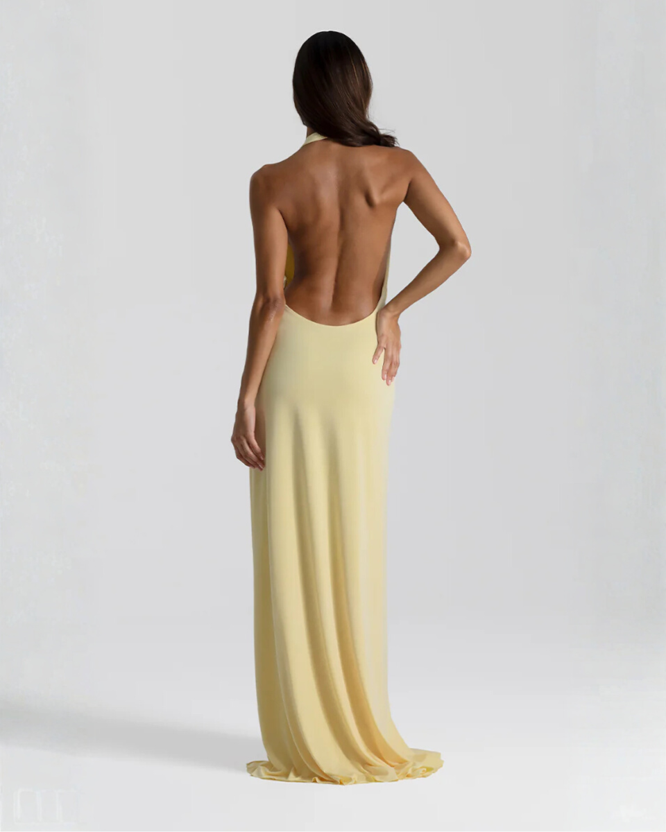 Vestido maxi halter costas abertas com fenda lateral e silhueta drapejada