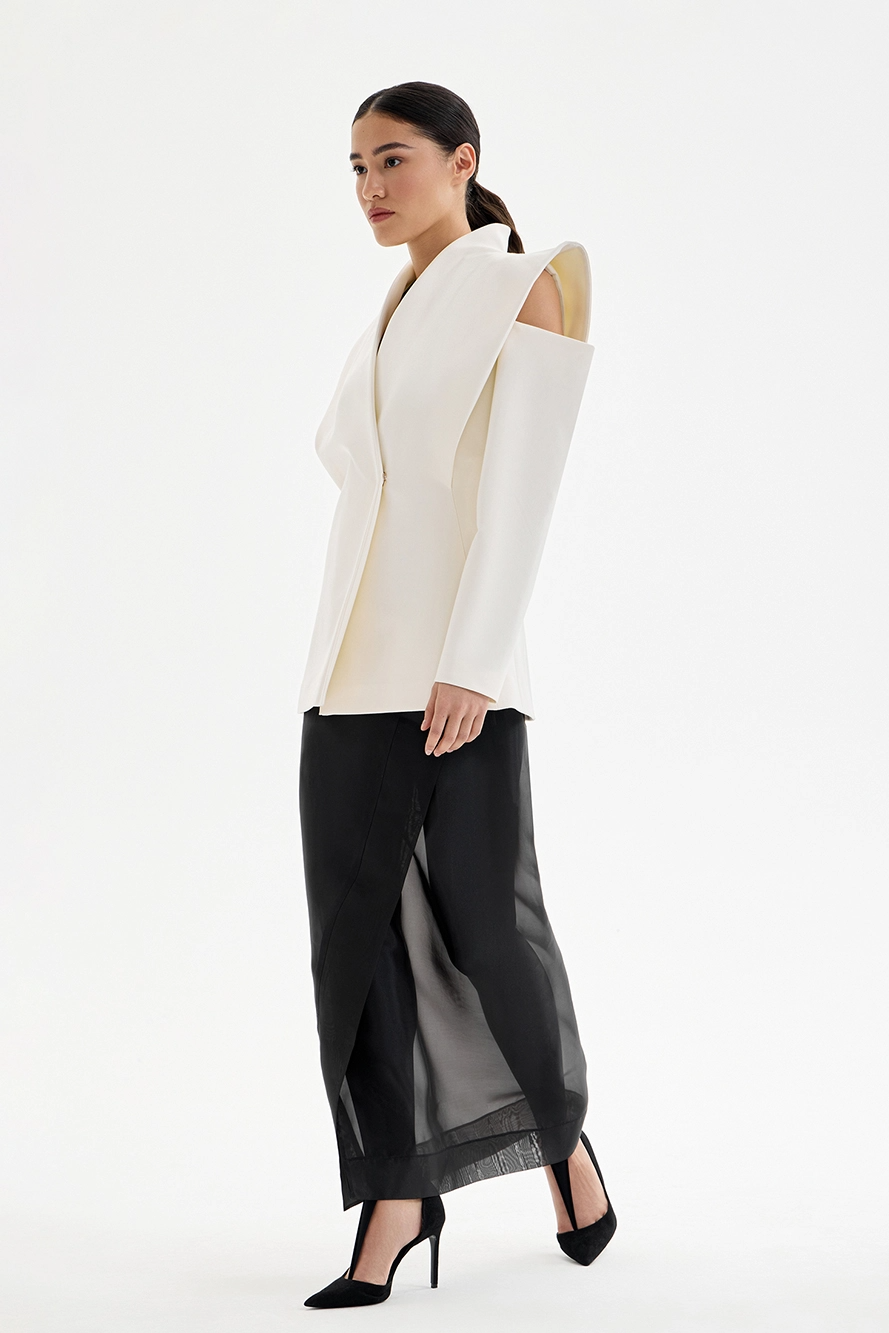 Blazer feminino ombros estruturados corte ajustado manga comprida