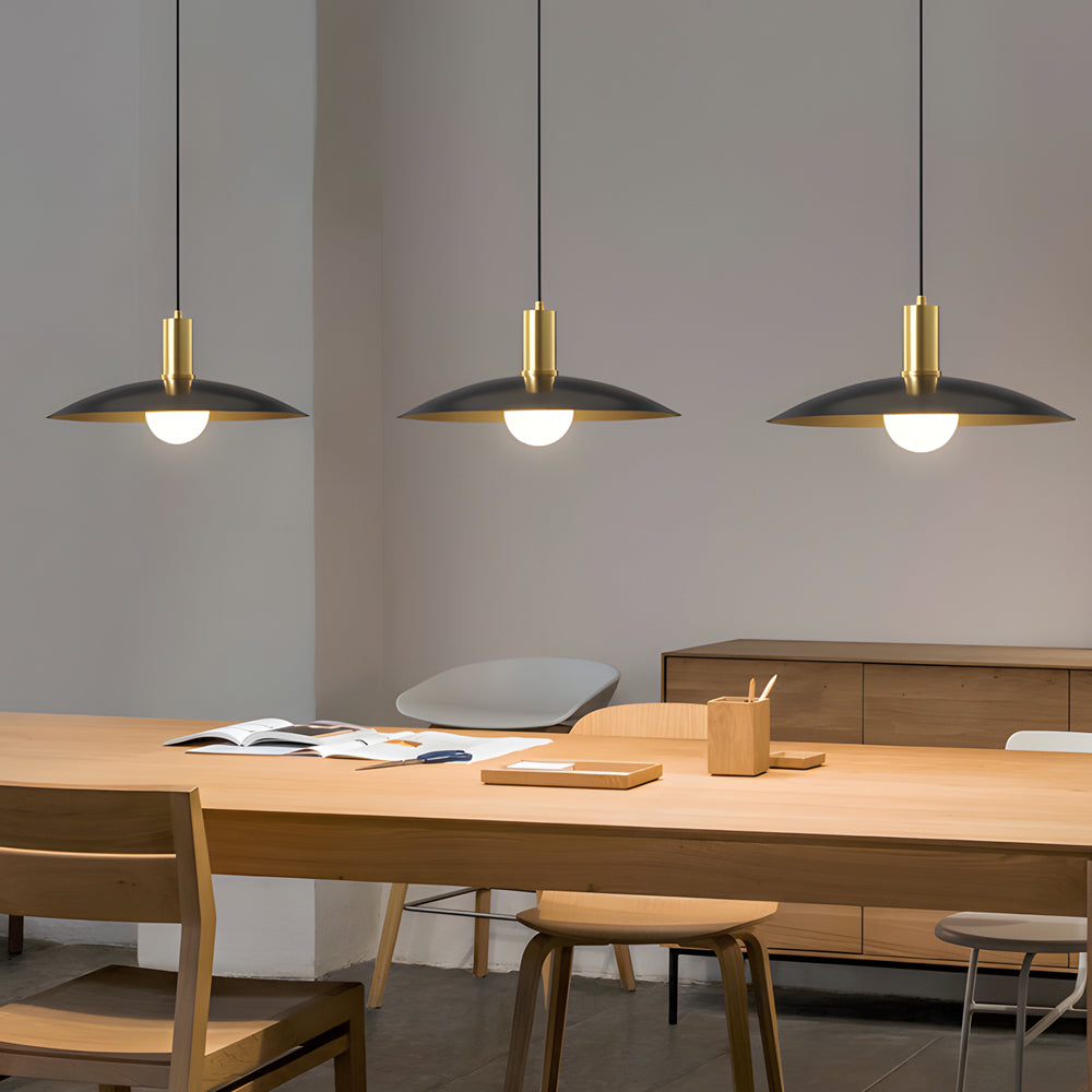 Candeeiro suspenso de latão mid-century com abajur de vidro leitoso, 1 luz E27