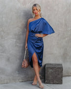 Vestido midi assimétrico drapejado feminino com ombro a nu e fenda discreta