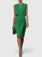 Vestido feminino liso com silhueta elegante e corte estruturado