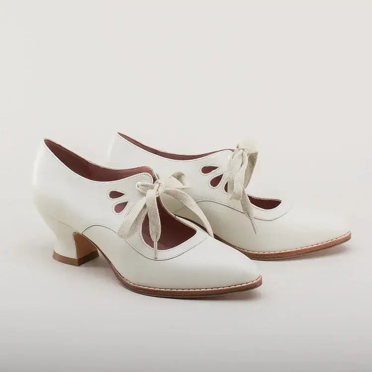 Sapatos Mary Jane femininos salto bloco baixo bico redondo com atacadores e recortes no vamp