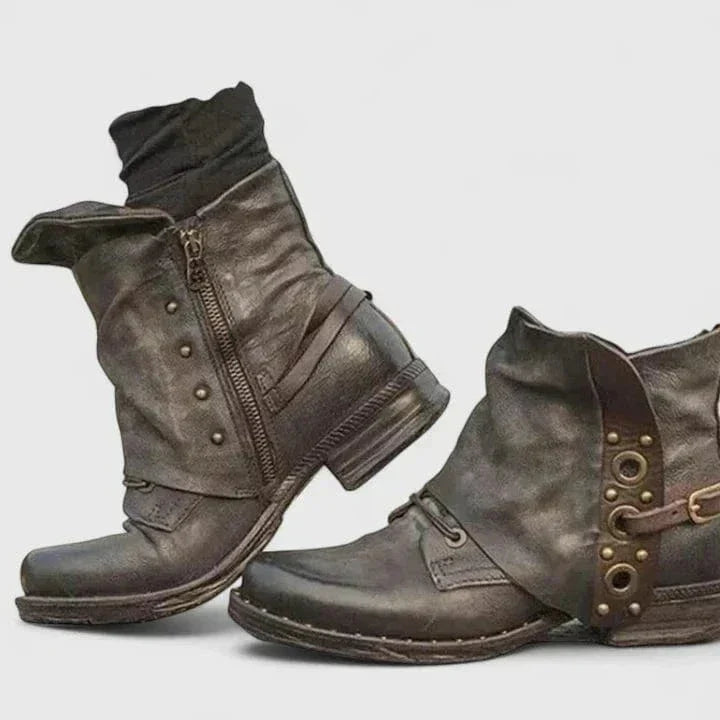 Botins de tornozelo com fivela estilo vintage e textura envelhecida