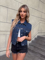 Colete jeans feminino sem mangas com bolsos de aba e fecho de botões