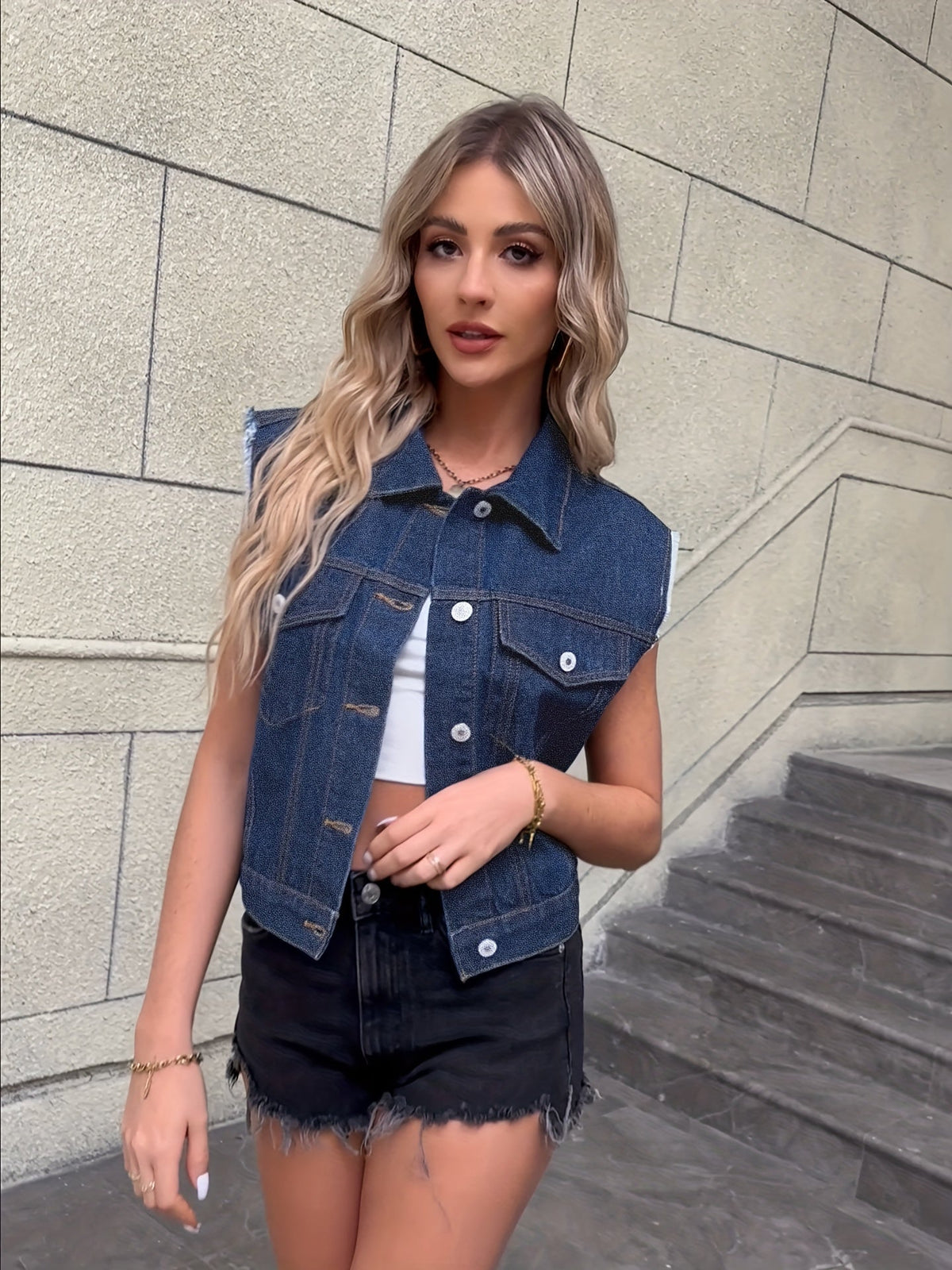 Colete jeans feminino sem mangas com bolsos de aba e fecho de botões