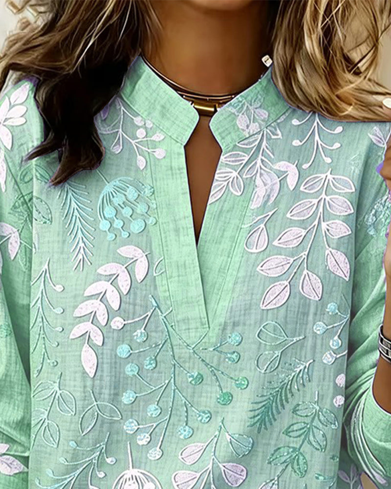 Blusa feminina floral com decote em V, tecido leve e estampa pastel