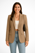 Blazer feminino estruturado com botão único e lapela, corte alfaiatado