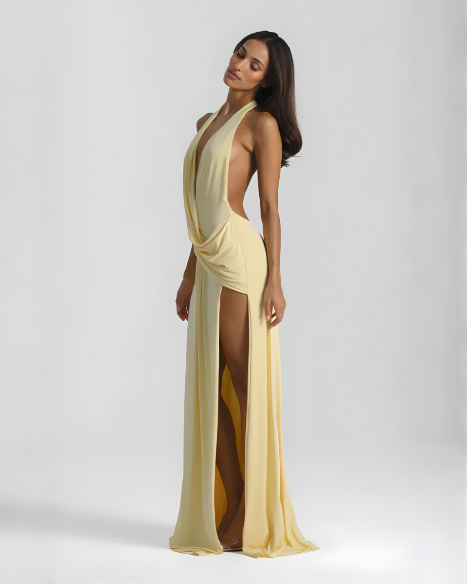 Vestido maxi halter costas abertas com fenda lateral e silhueta drapejada