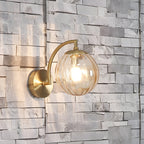 Aplique de parede braço curvo com globo de vidro canelado, metal dourado, 1 luz E14