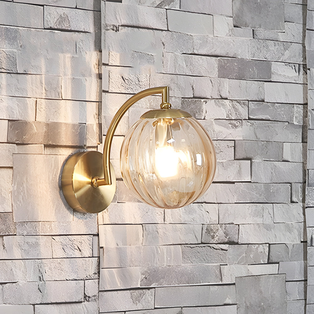 Aplique de parede braço curvo com globo de vidro canelado, metal dourado, 1 luz E14