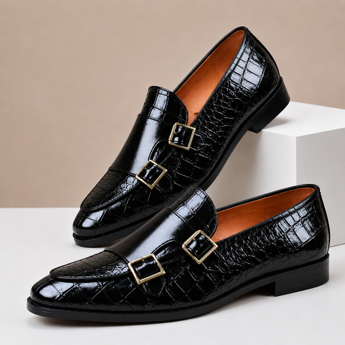 Mocassim homem couro double monk strap com relevo de crocodilo e bico amendoado