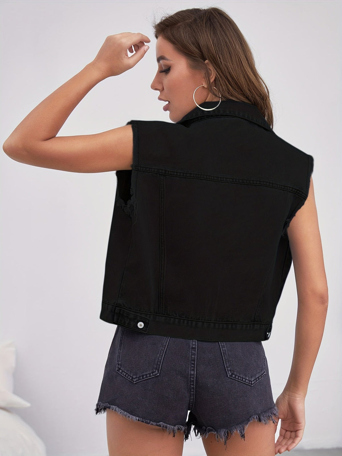 Colete jeans feminino sem mangas com bolsos de aba e fecho de botões