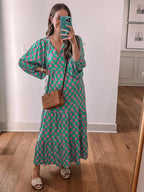 Vestido maxi boho feminino estampado geométrico com decote V e corte fluido