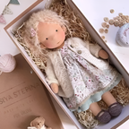 Boneca Waldorf artesanal em algodão e lã hipoalergénica para crianças