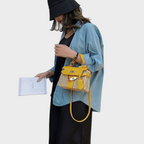 Bolsa de mão feminina estruturada compacta com pega superior