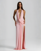 Vestido maxi halter costas abertas com fenda lateral e silhueta drapejada