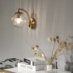 Aplique de parede braço curvo com globo de vidro canelado, metal dourado, 1 luz E14